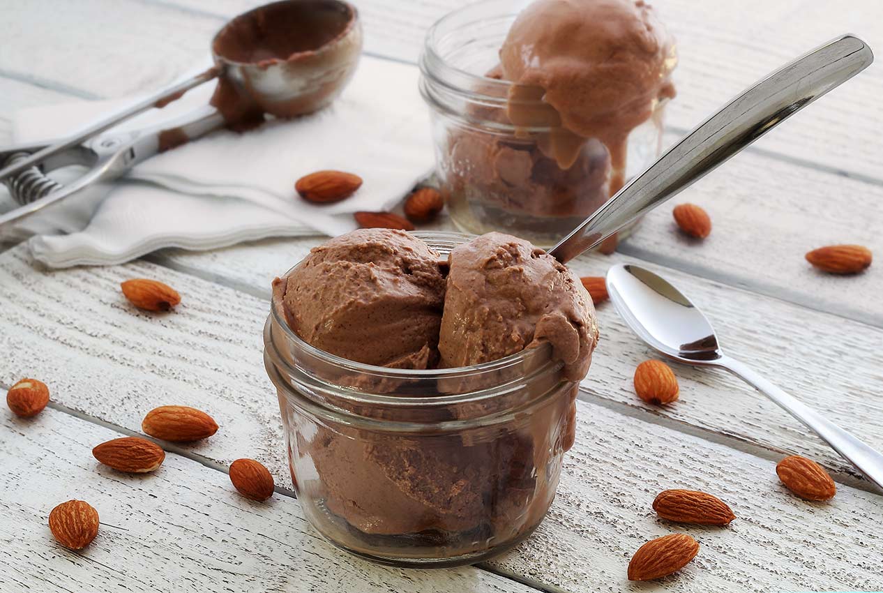 https://www.paleonewbie.com/wp-content/uploads/2014/10/PaleoNewbie-Chocolate-Peanutbutter-Ice-Cream-1266x850.jpg